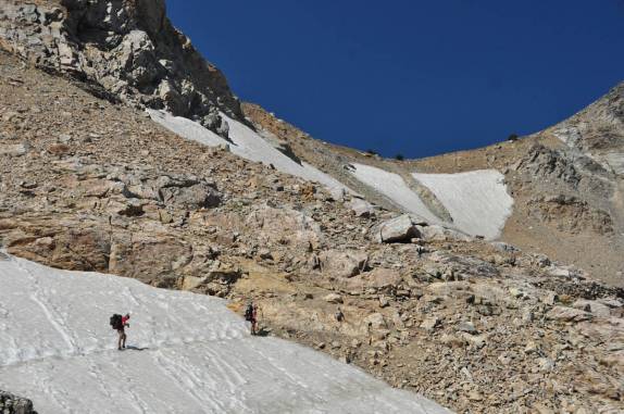 Atravessando trecho de gelo, já quase chegando ao ponto mais alto da trilha pelo Grand Teton National Park, no Wyoming, nos Estados Unidos